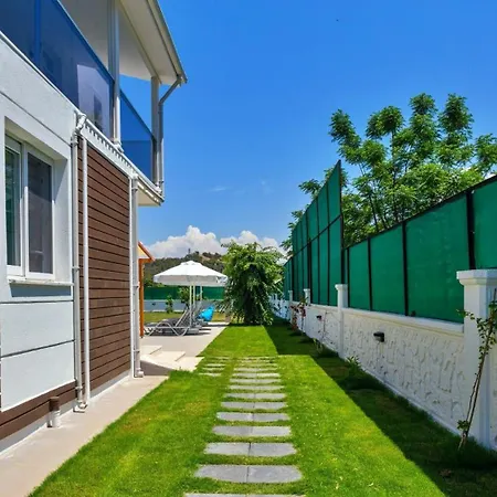 4 Bedroom 2555 *