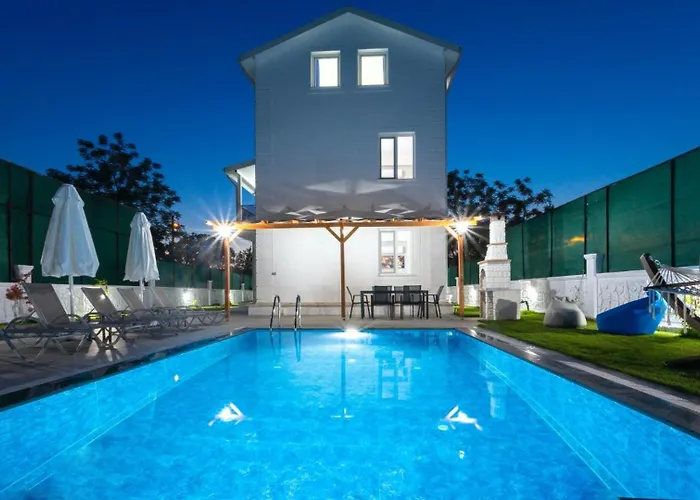 4 Bedroom With Private Pool Near Calis *