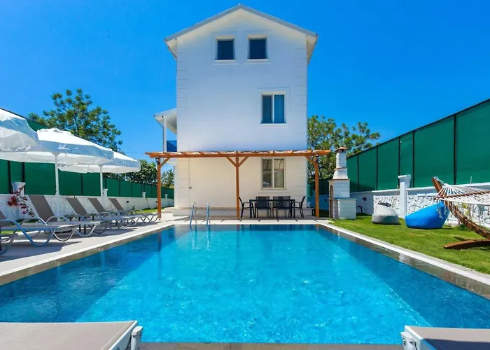 4 Bedroom With Private Pool Near Calis 费特希耶